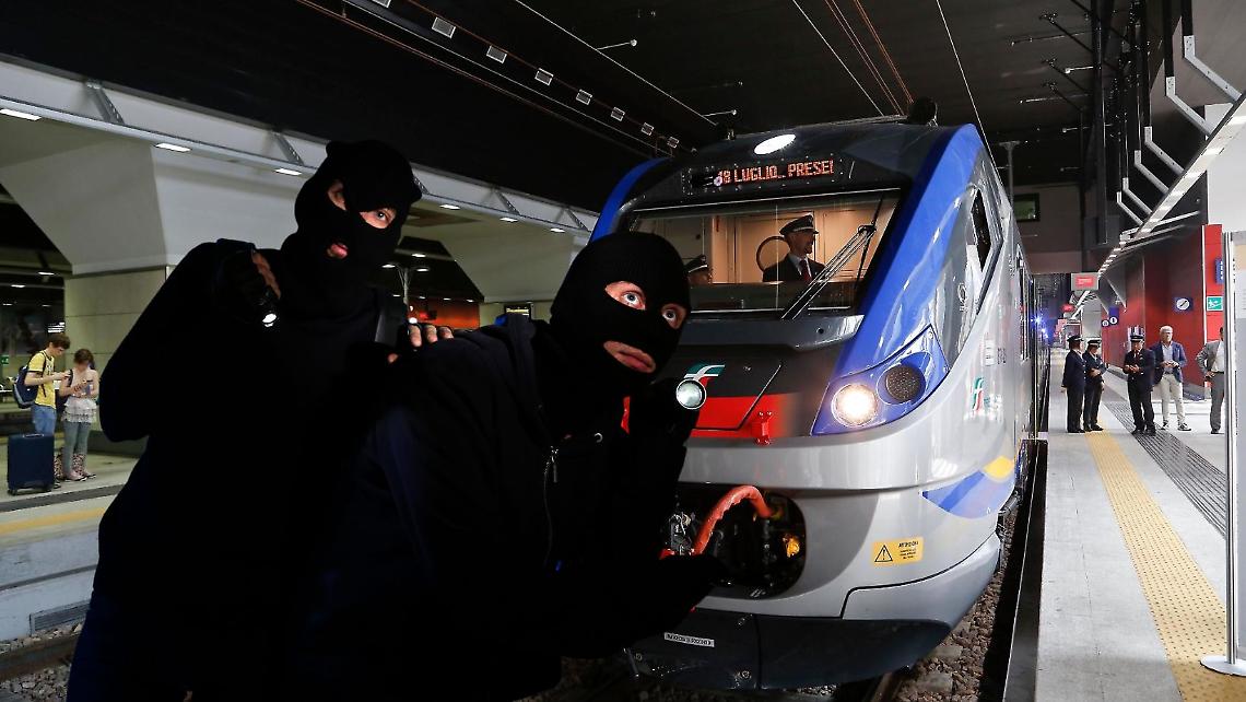 Si rompe un cavo e i pendolari della Canavesana sono di nuovo in ritardo: treni bloccati tra Settimo e Rivarolo