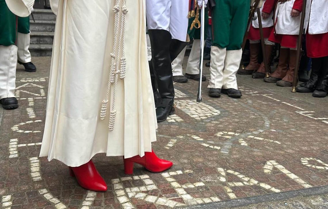 La Vezzosa Mugnaia indossa le scarpette rosse