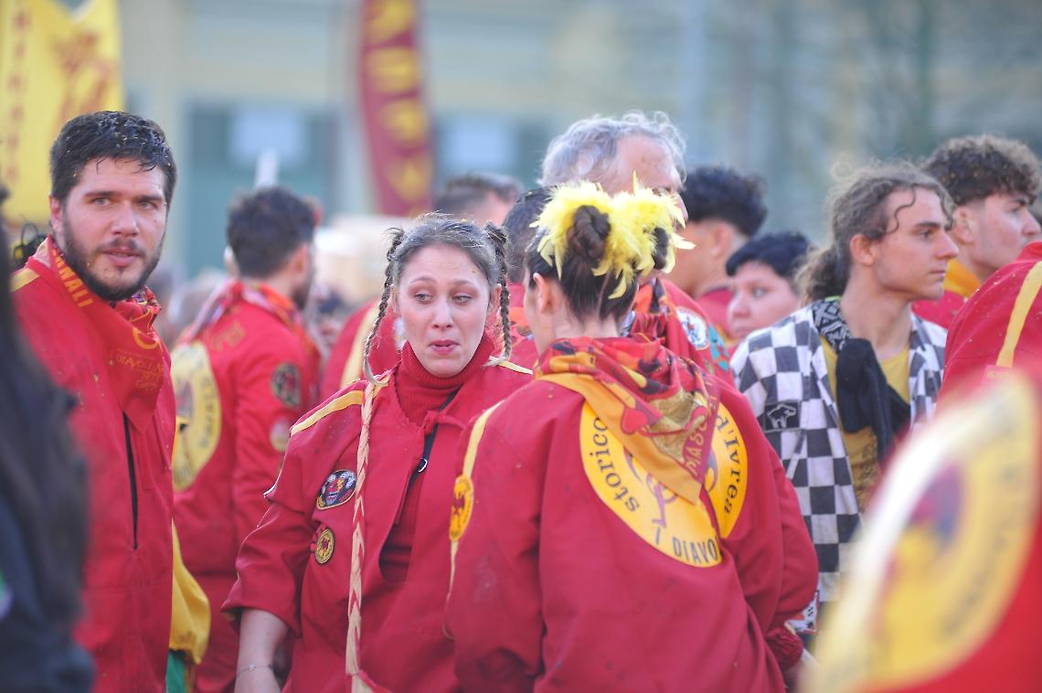 Battaglia delle arance: hanno vinto i Diavoli