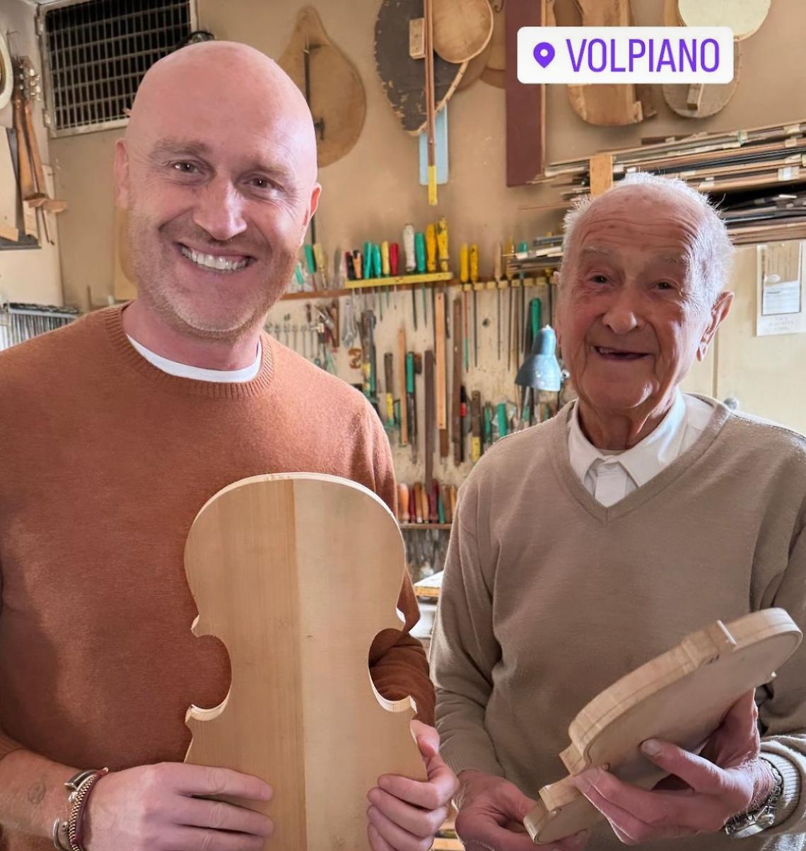Il giudice di Amici, Rudy Zerbi, è andato in Canavese per conoscere il più anziano produttore di strumenti al mondo