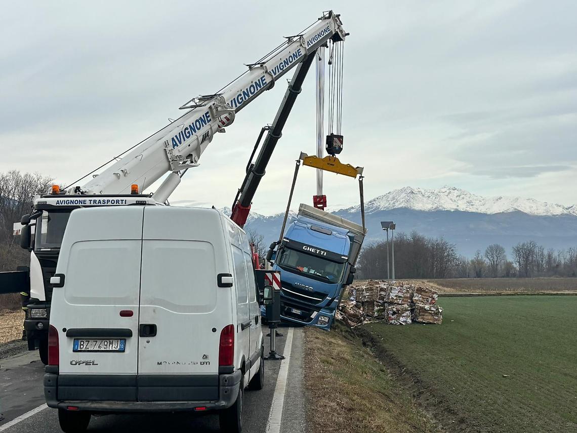 Tir in bilico lungo la Statale 26