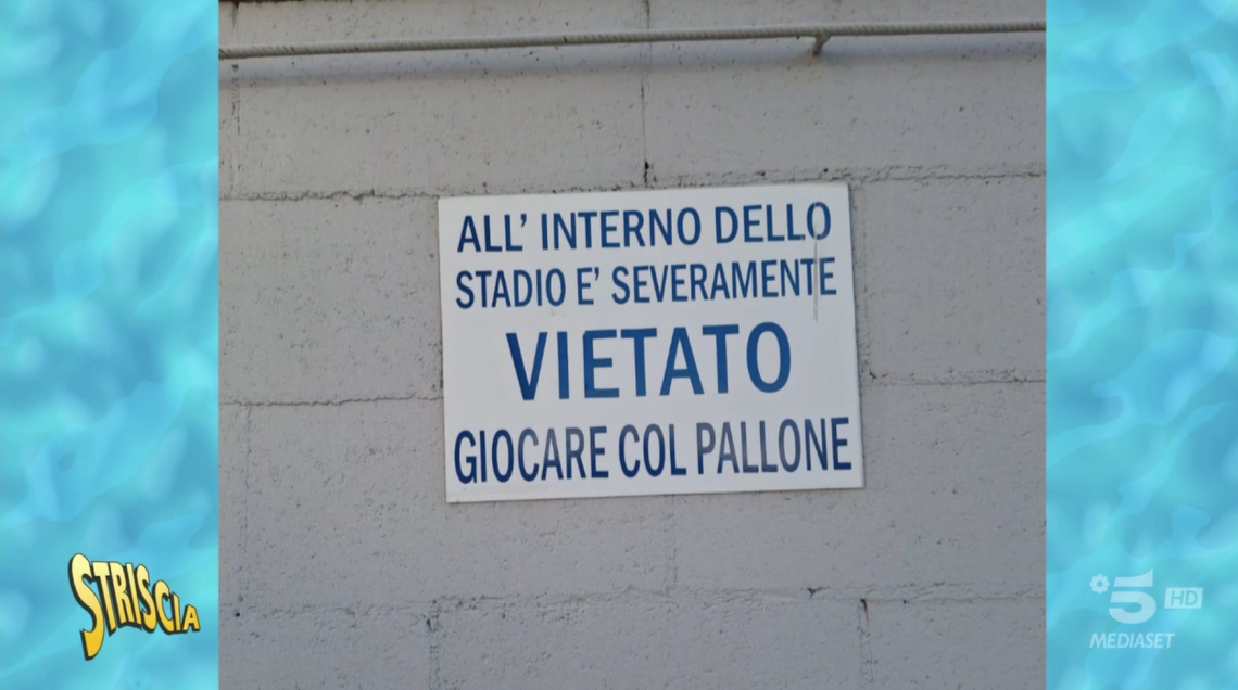 "Vietato giocare a pallone allo stadio", l'incredibile cartello del campo del Borgaro finisce su Striscia la Notizia