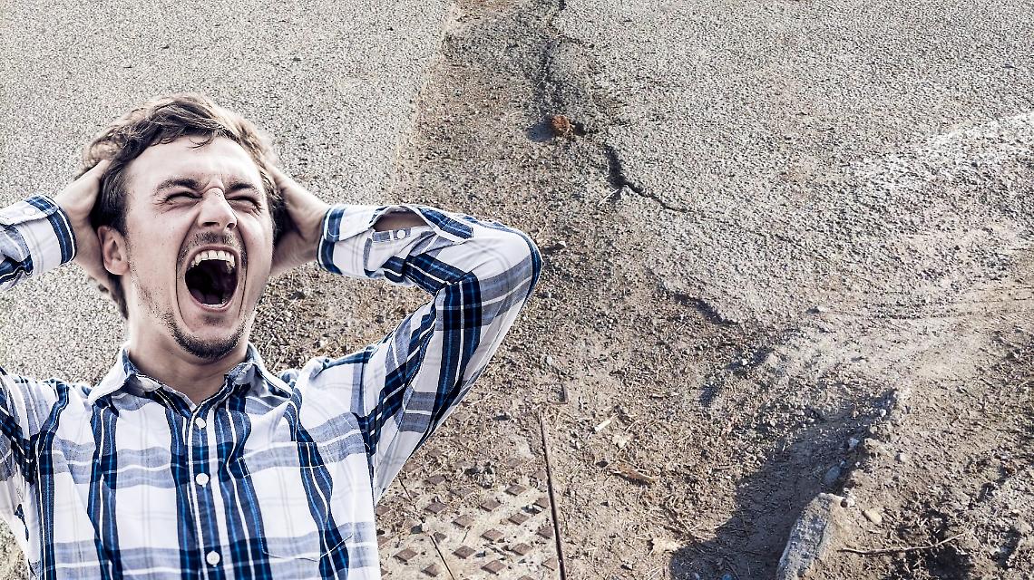 Fibra ottica e strade gruviera. Lavori fatti con i piedi