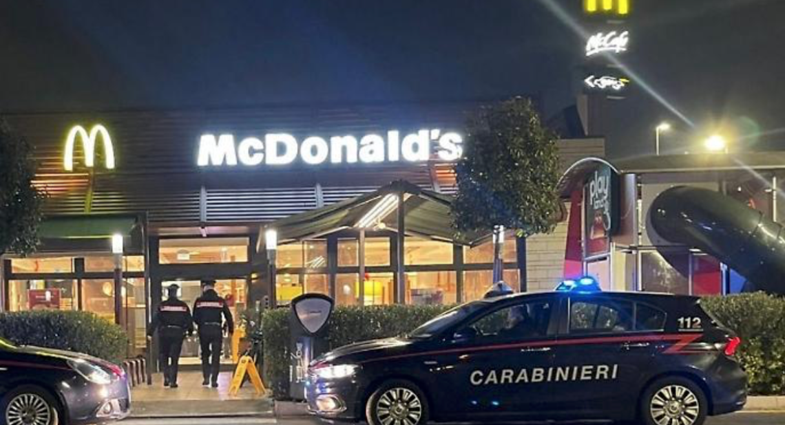 Da fast food a "fast droga": il parcheggio del McDonald's è una piazza di spaccio
