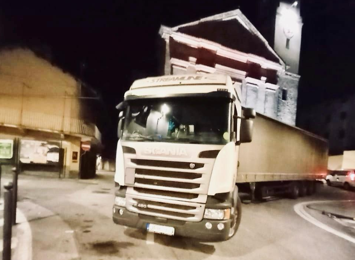 Tir incastrato in Canavese