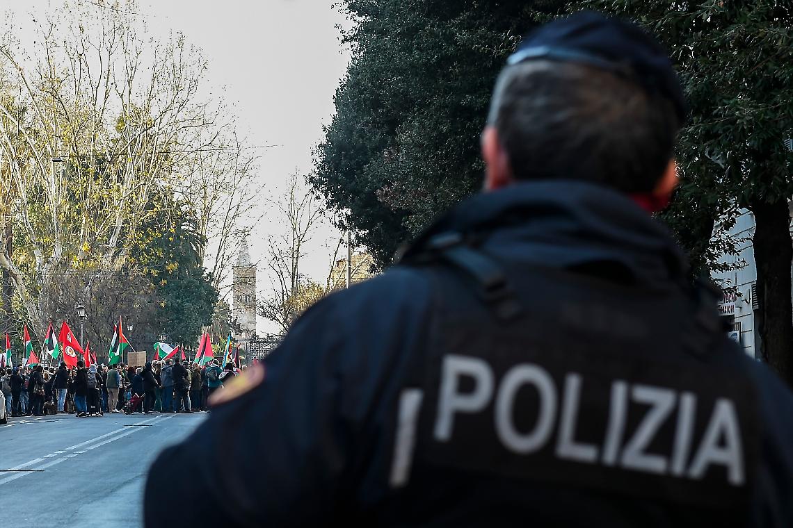 Assaltano i poliziotti per liberare un migrante irregolare: ci sono feriti