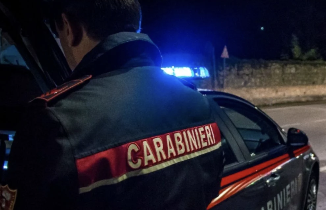 Fuggono dai carabinieri ma si schiantano al distributore di benzina 