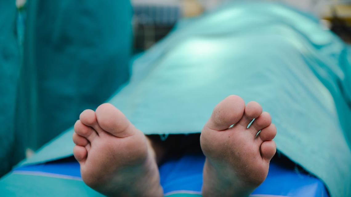 Il mistero del cadavere rimasto 10 giorni nella camera mortuaria della casa di riposo
