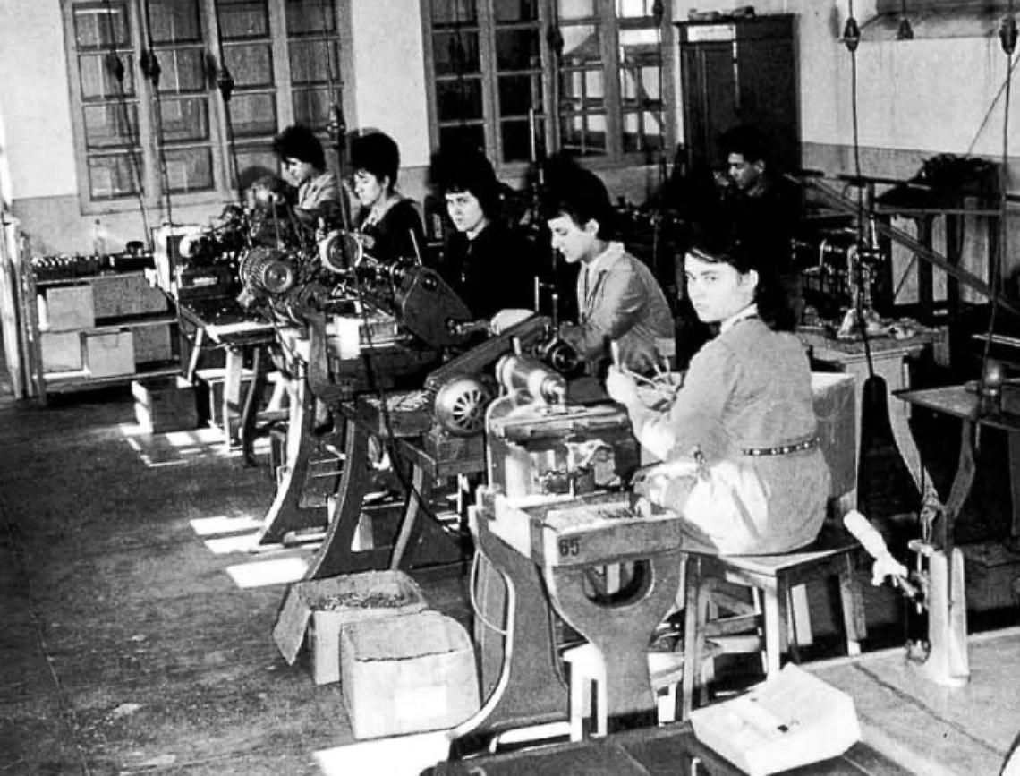 IN FOTO Donne al lavoro in una fabbrica di Settimo Torinese (pimi anni Sessanta del ventesimo secolo)