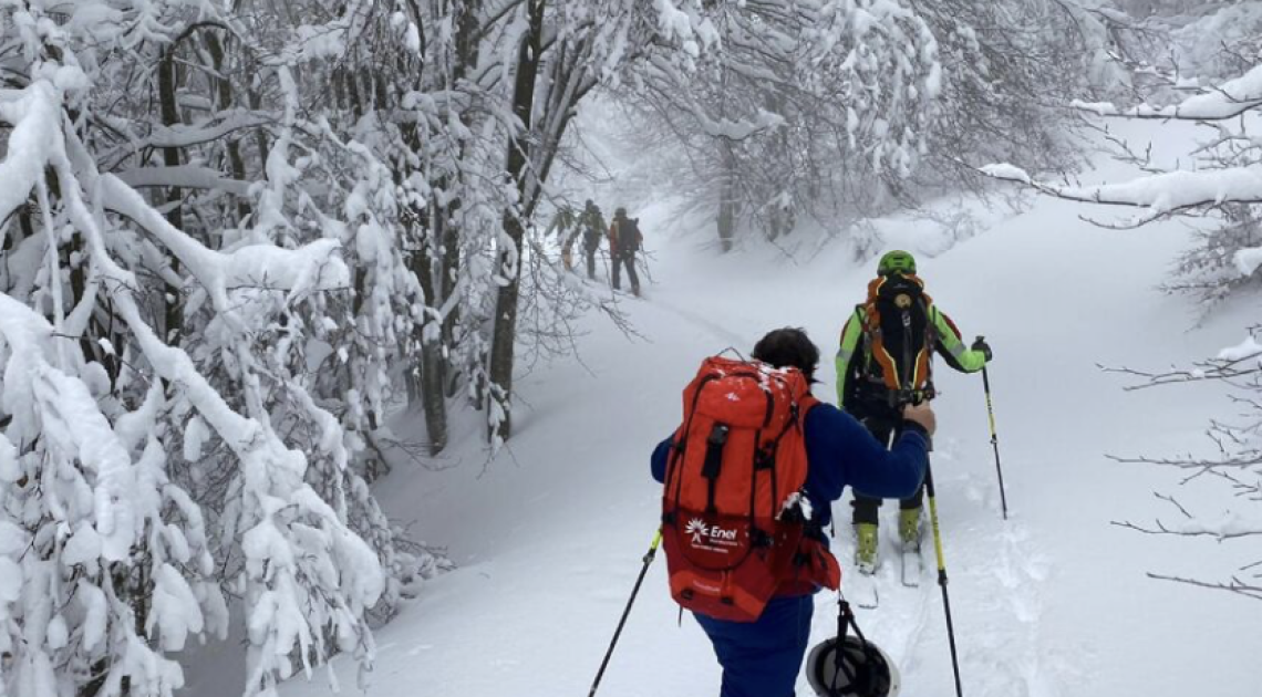 Escursionisti bloccati in montagna per via del maltempo: erano giorni che le autorità sconsigliavano di fare gite