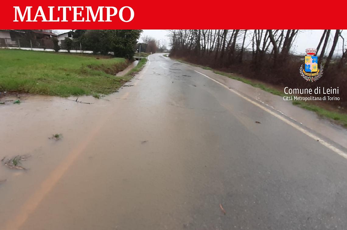 Esondano i corsi d'acqua: strada chiusa tra Settimo e Leinì