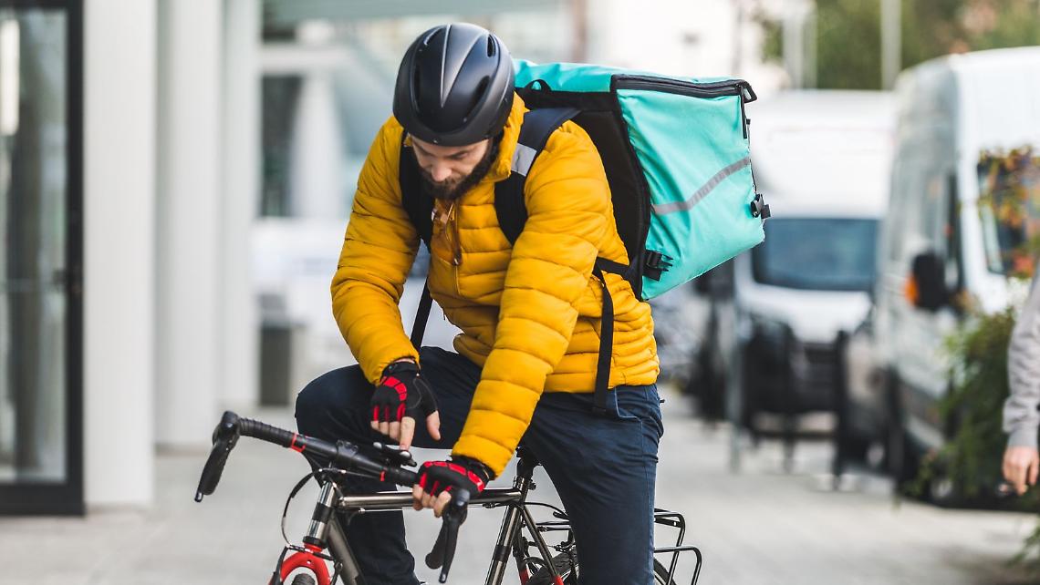 Settimo Torinese, studenti ordinano il cibo e poi spariscono: la dirigente paga e vieta le consegne a scuola