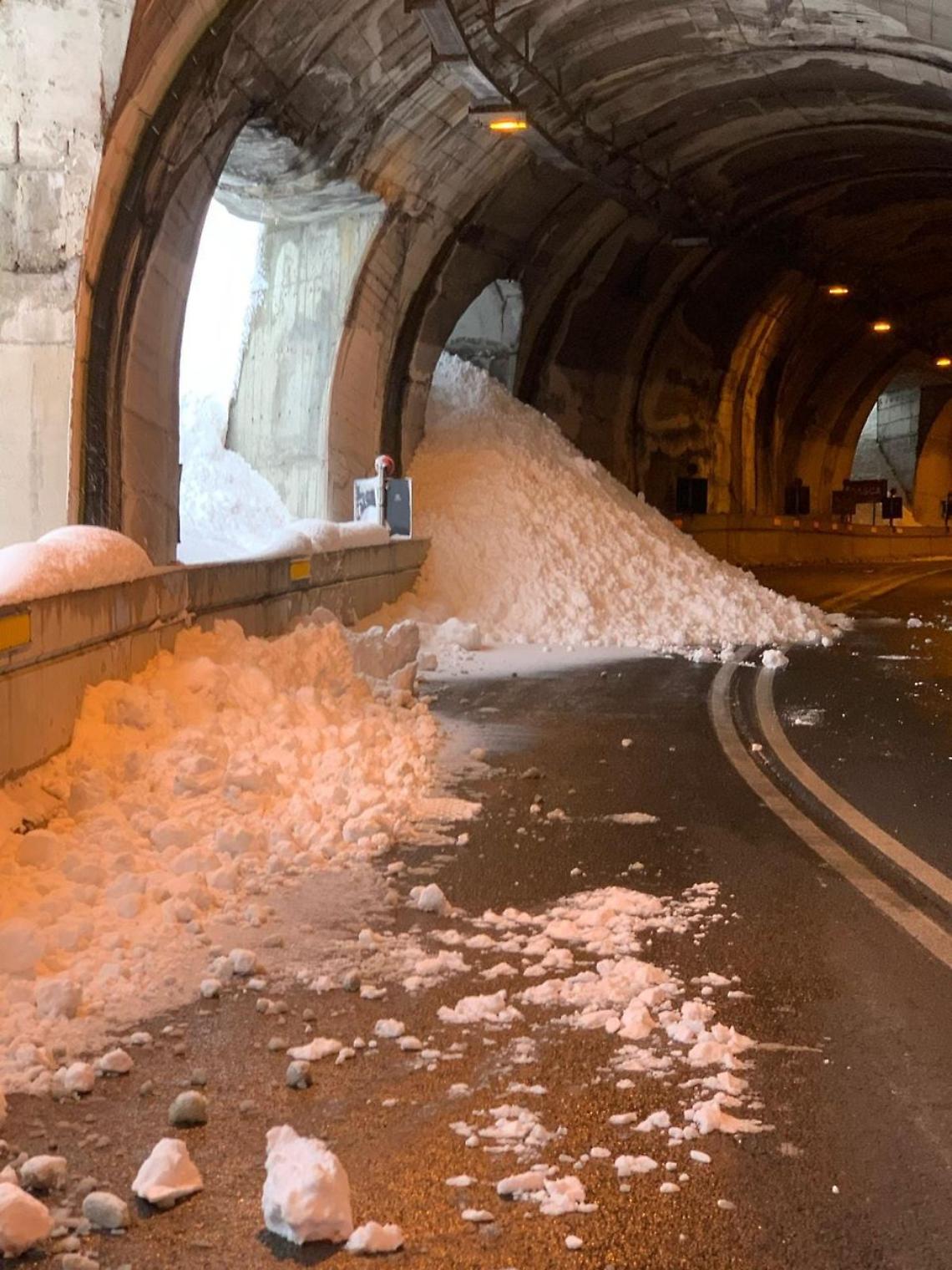 Neve nel Canavese, black-out e strade chiuse. I parroci sospendono tutte le Messe