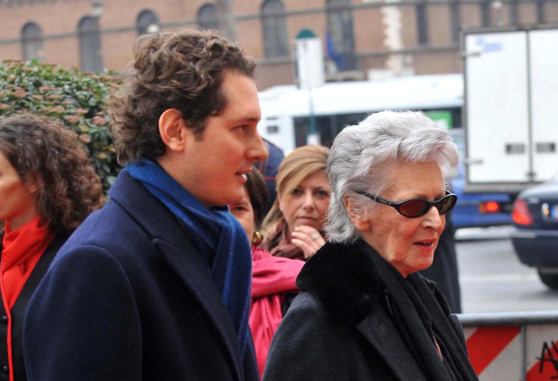 John Elkann con la nonna Marella
