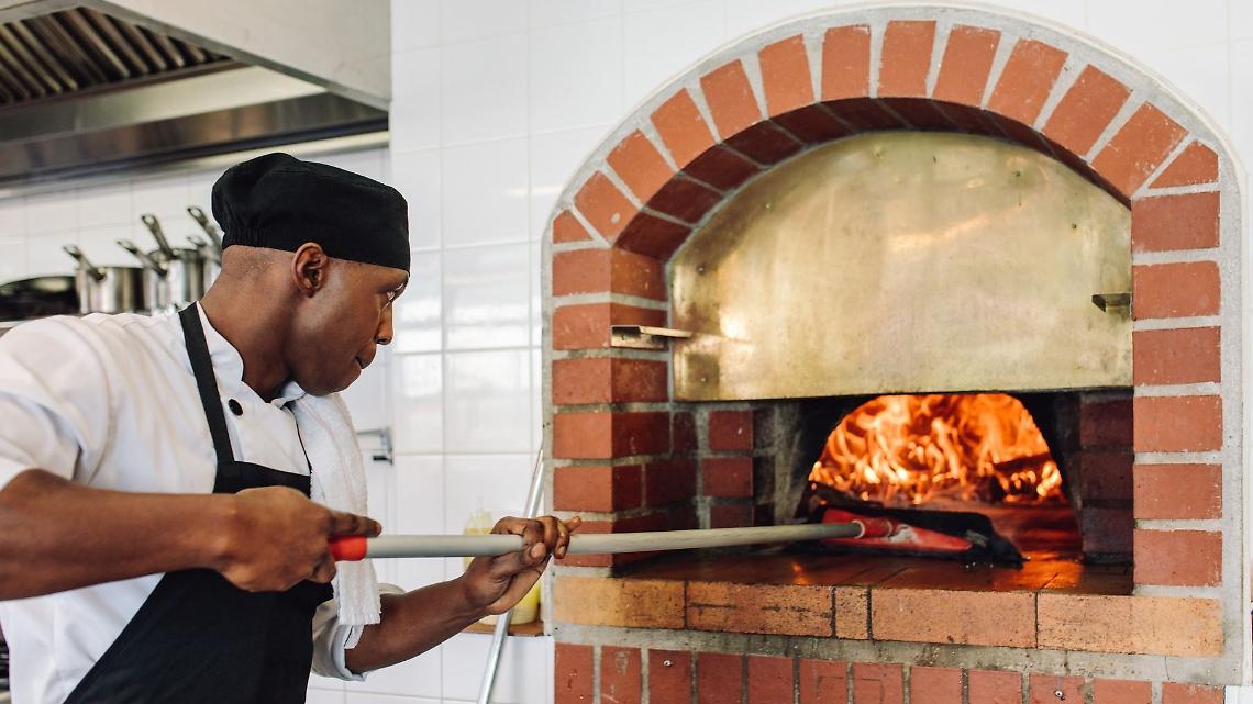 Si cerca un nuovo gestore per la pizzeria sul lago Sirio, nel prezzo anche l'area camper