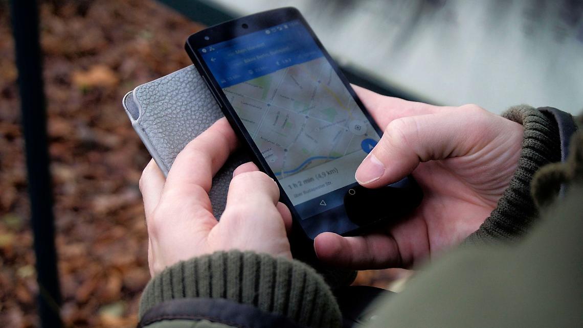 Ladro ruba il telefono ma viene "fregato" dalla geolocalizzazione: arrestato in aeroporto a Caselle