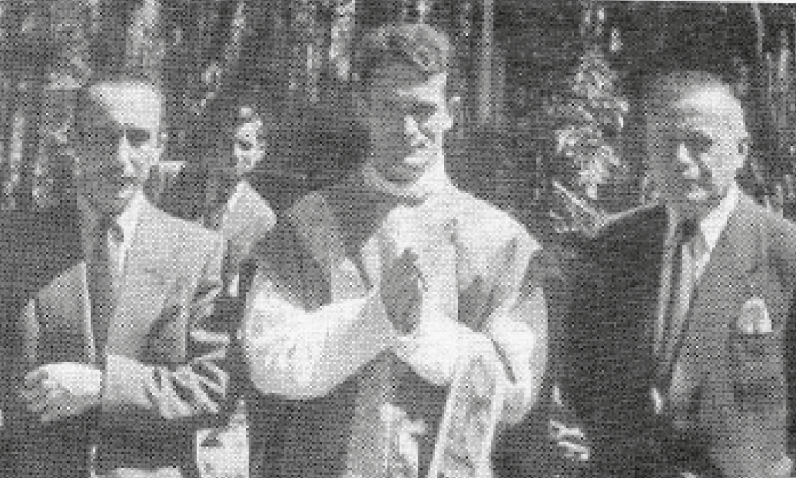 IN FOTO Da un ritaglio del «Risveglio popolare» del 1957, don Giacomo nel giorno dell’ordinazione a Buenos Aires con i padrini Giuseppe Bon (a sinistra) e Giovanni Bertoglio.