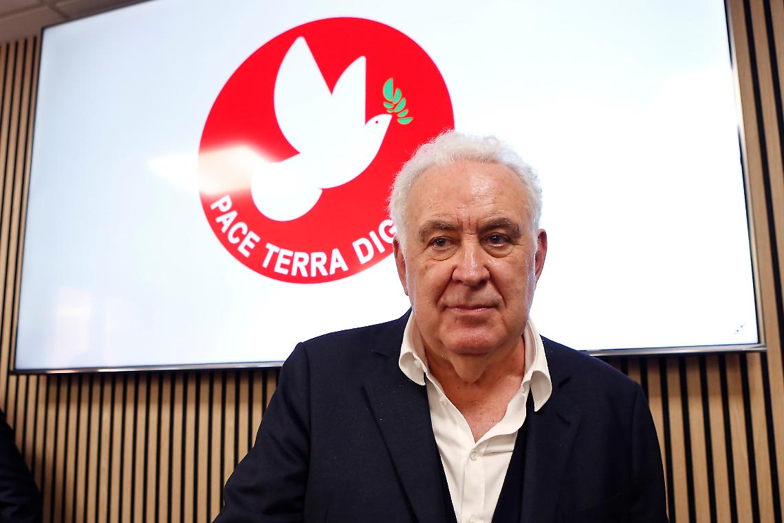 Ivrea raccoglie le firme per Santoro che sfida l'Europa con la lista "Pace, Terra, Dignità"