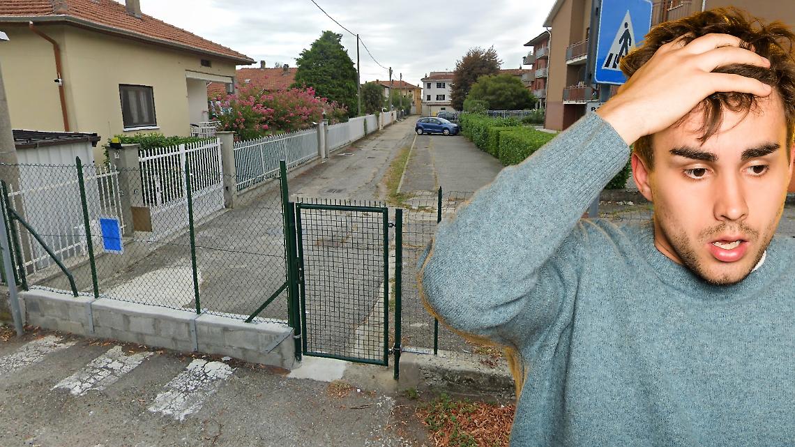 In Via Pertini è il Far West: muretto abusivo, parcheggi selvaggi e cittadini in rivolta.