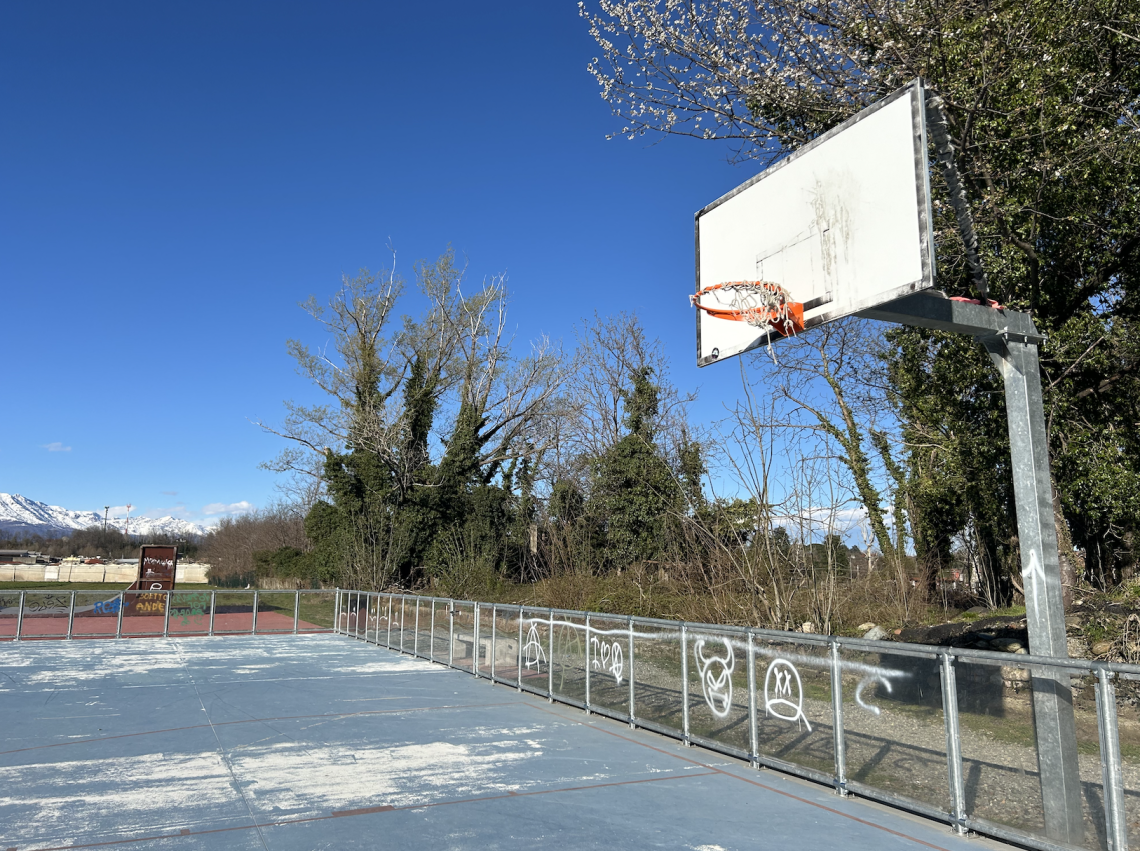 Parco giochi vandalizzato: la polizia analizza i filmati delle telecamere di sicurezza
