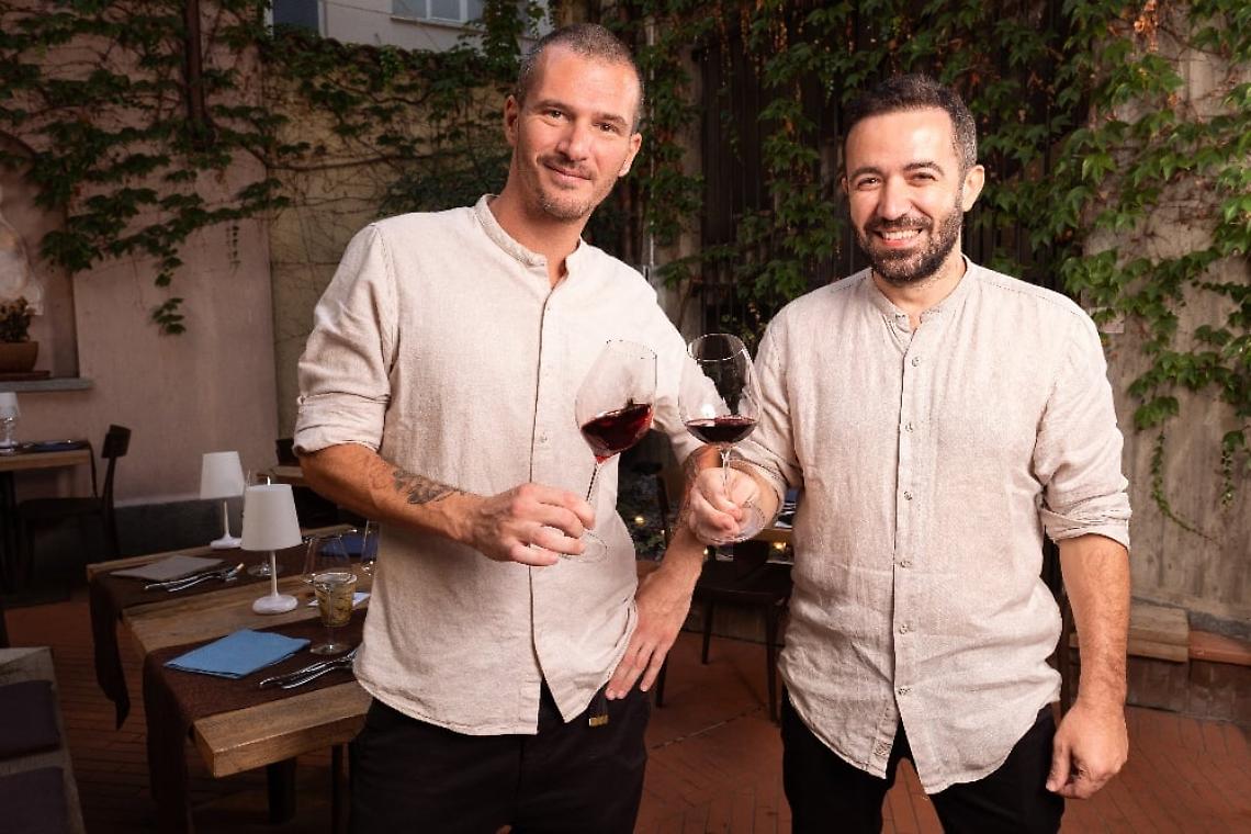 Adriano e Lanfranco davanti all'osteria social a Ciriè