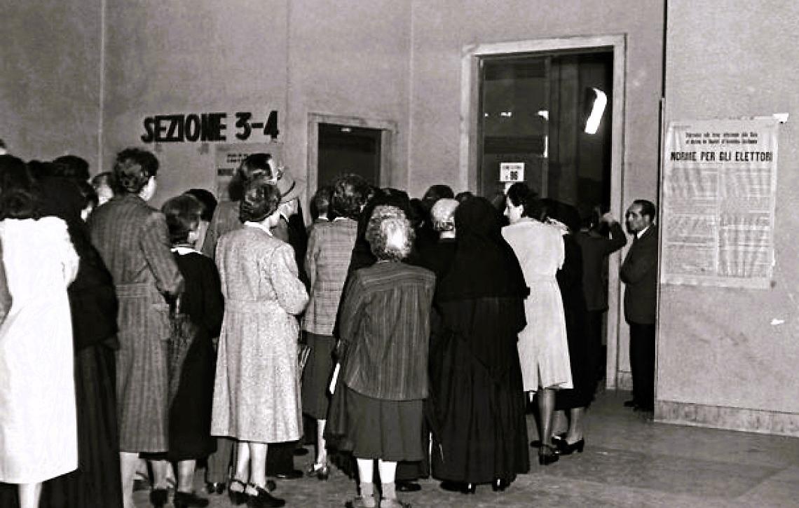 IN FOTO Le donne in attesa di votare, una scena ricorrente nell’Italia del dopoguerra