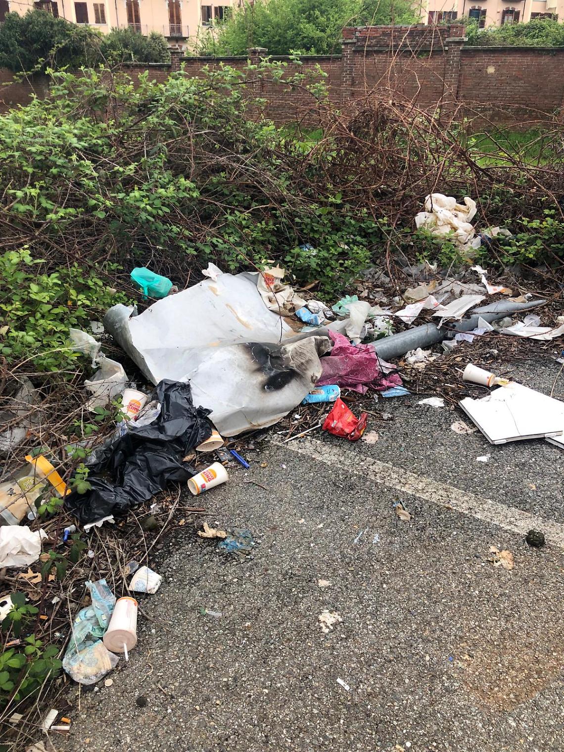 Altra "discarica abusiva" nelle Valli di Lanzo, i cittadini sono stufi della puzza, anche vicino alle abitazioni