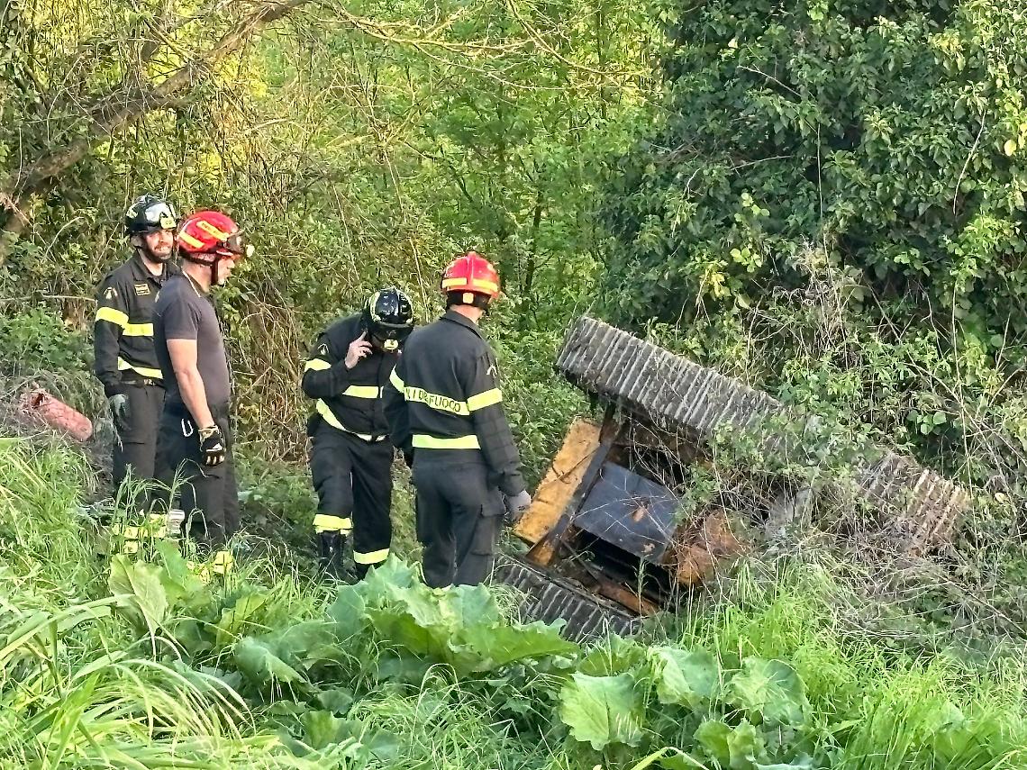 Sul posto sono intervenute diverse squadre dei vigili del fuoco