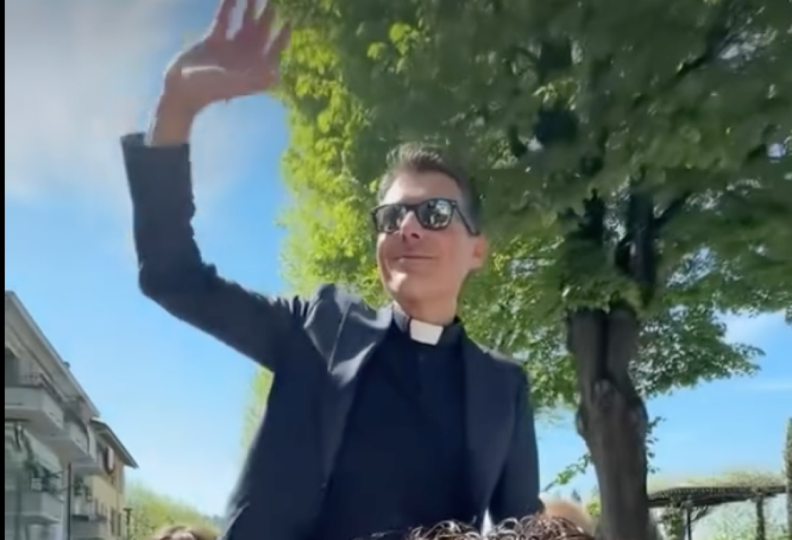 Il prete influencer a lavoro per diventare Papa?