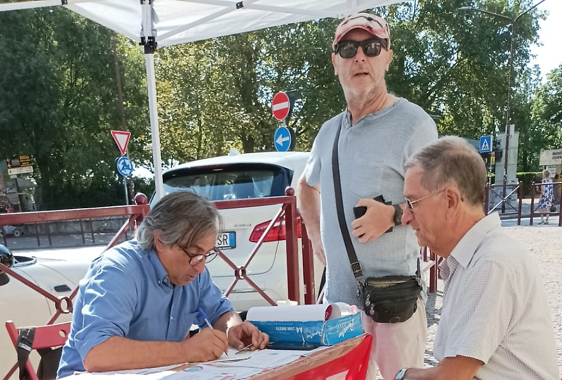 raccolta firme a Ivrea