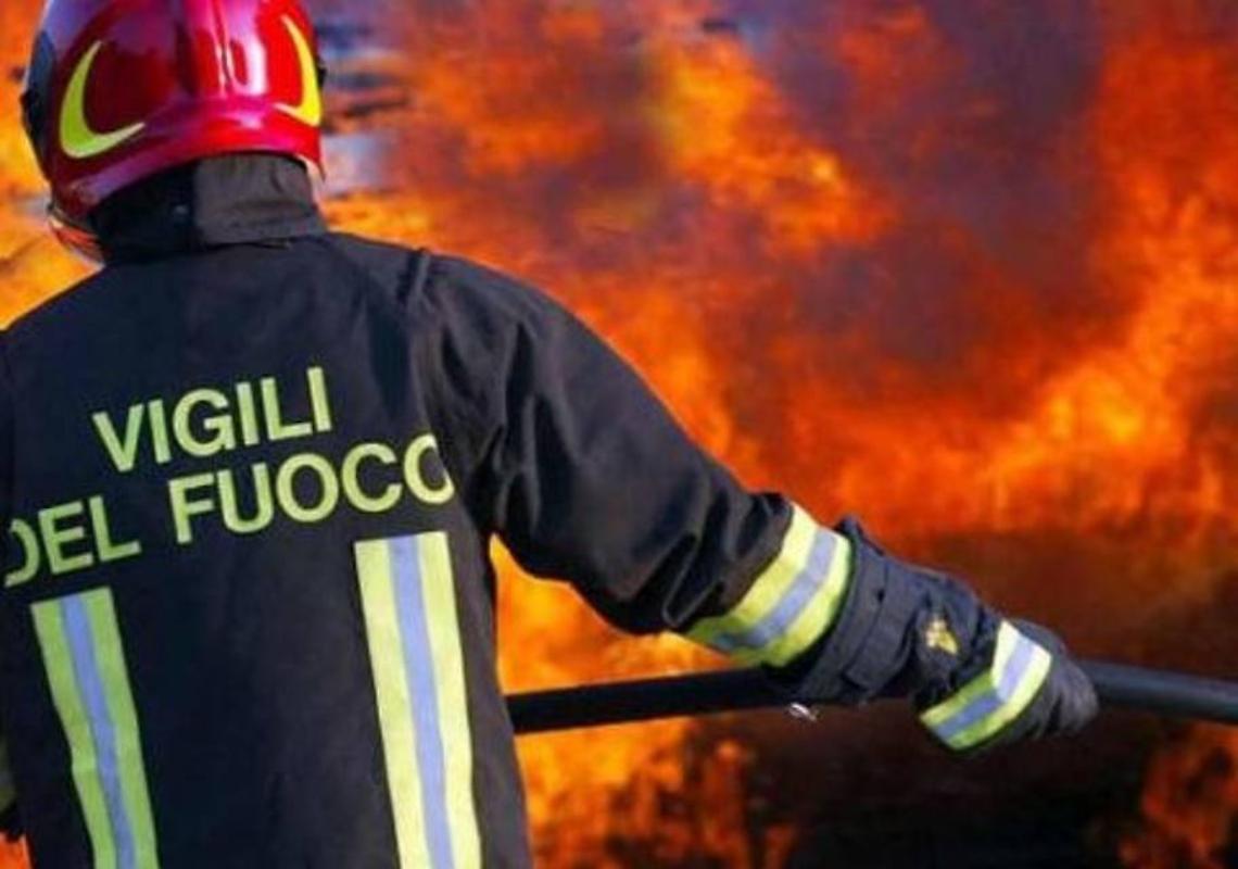 Fiamme nella notte nel Canavese, quattro case devastate: otto persone in fuga dal rogo