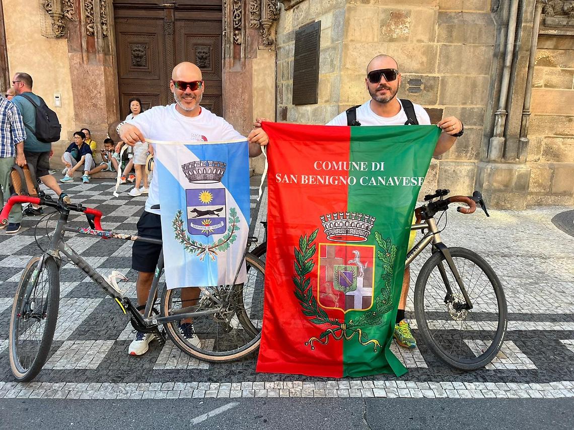 L'avventura di due fratelli partiti dal Canavese: in bicicletta fino a Praga per la ricerca sul cancro 