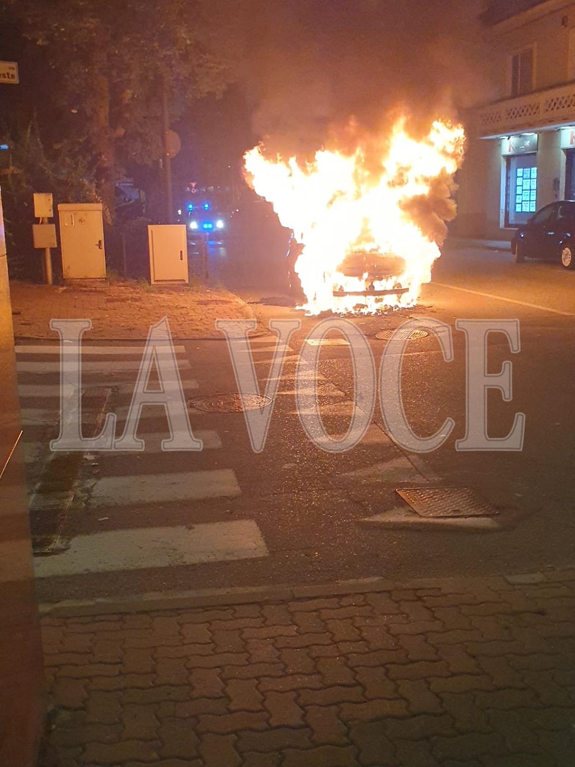 Paura a Settimo Torinese: auto in fiamme in via Leini