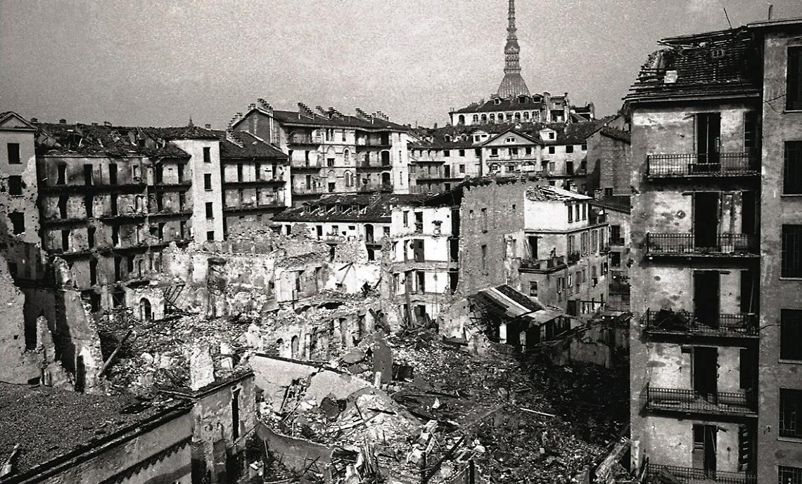 IN FOTO Cosi appariva Torino il 17 agosto 1943, dopo  il bombardamento della notte precedente.