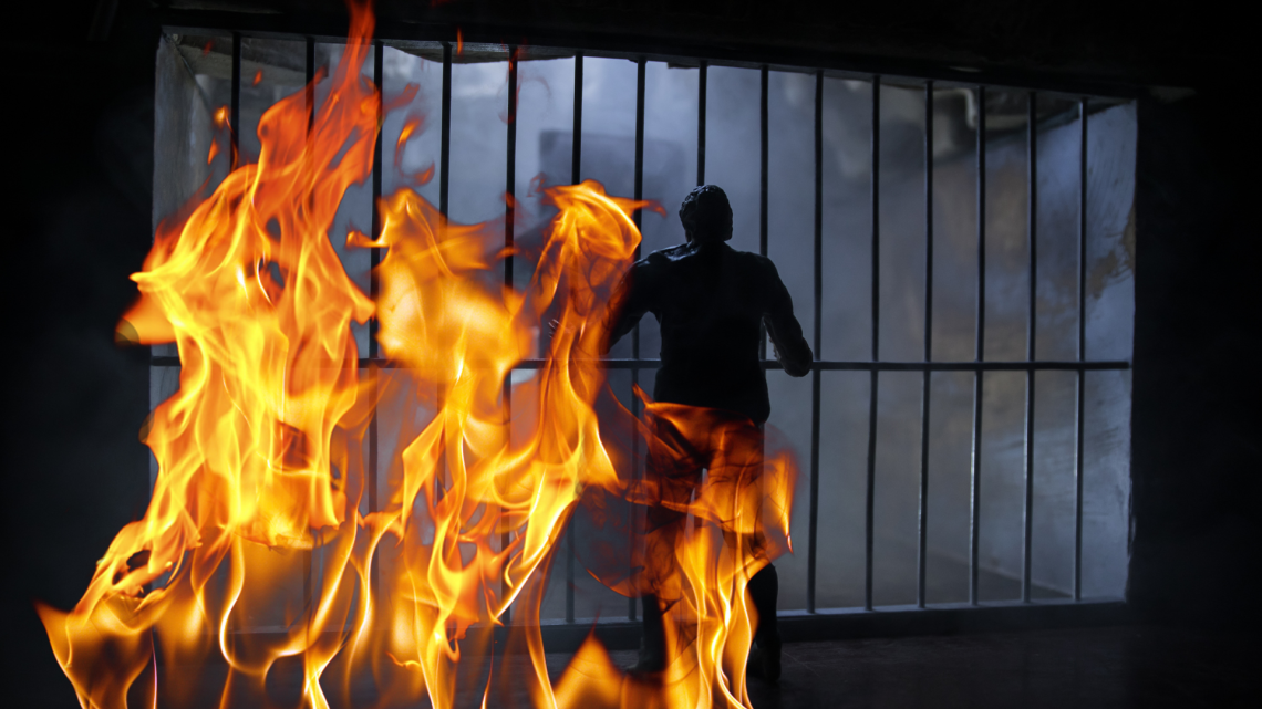 Vercelli, il carcere fuori controllo: detenuto appicca incendio e aggredisce gli agenti