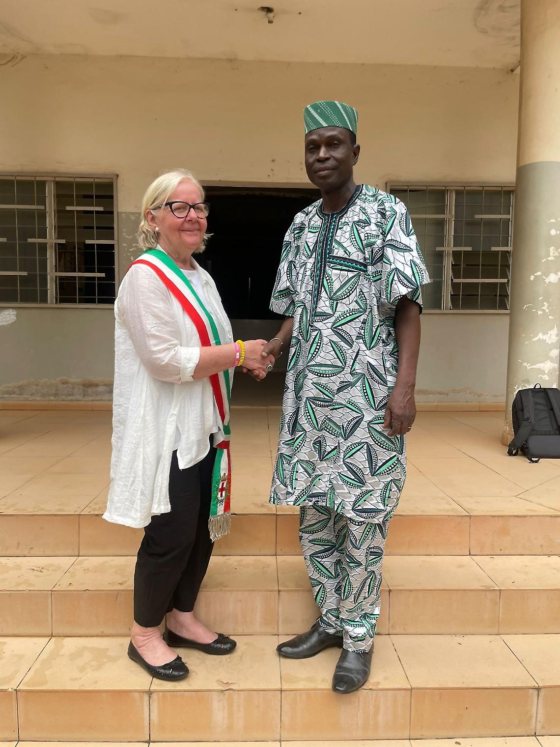 L'assessora Gabriella Colosso con il sindaco  di Natitingou, Josias Hounkpe