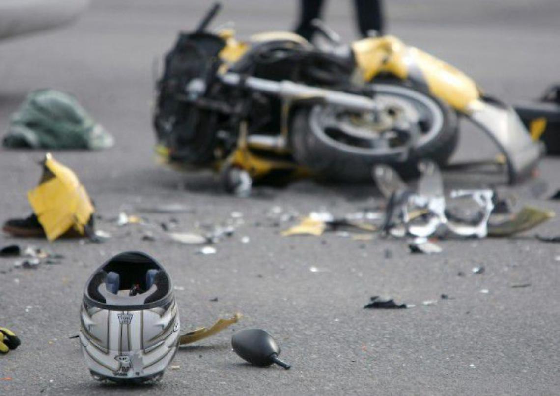 Paura lungo la provinciale. Una moto si scontra con una macchina: il centauro è in ospedale 