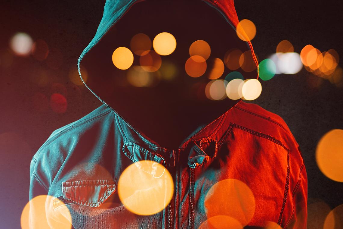 Ennesima notte di follia in centro a Chivasso: vandalismo fuori controllo, commercianti furibondi