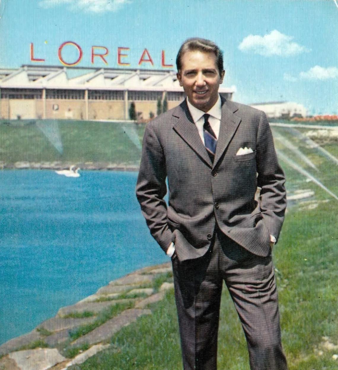 Mike Bongiorno davanti allo st abilimento dell'Oréal di Setti mo Torinese. L'immagine e un f otomontaggio pubblicitario