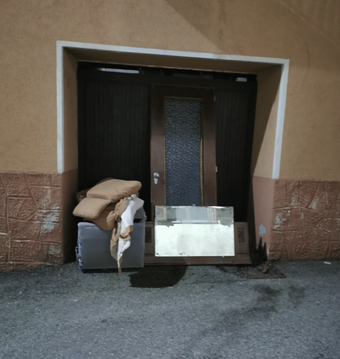 2 Ancora abbandono di rifiuti in Canavese: lasciano divani e porte di casa di fronte al garage di un cittadino