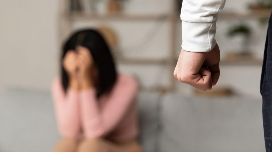 L'ex marito l'ha aggredita nel cortile del condominio in cui la donna ora vive con il padre