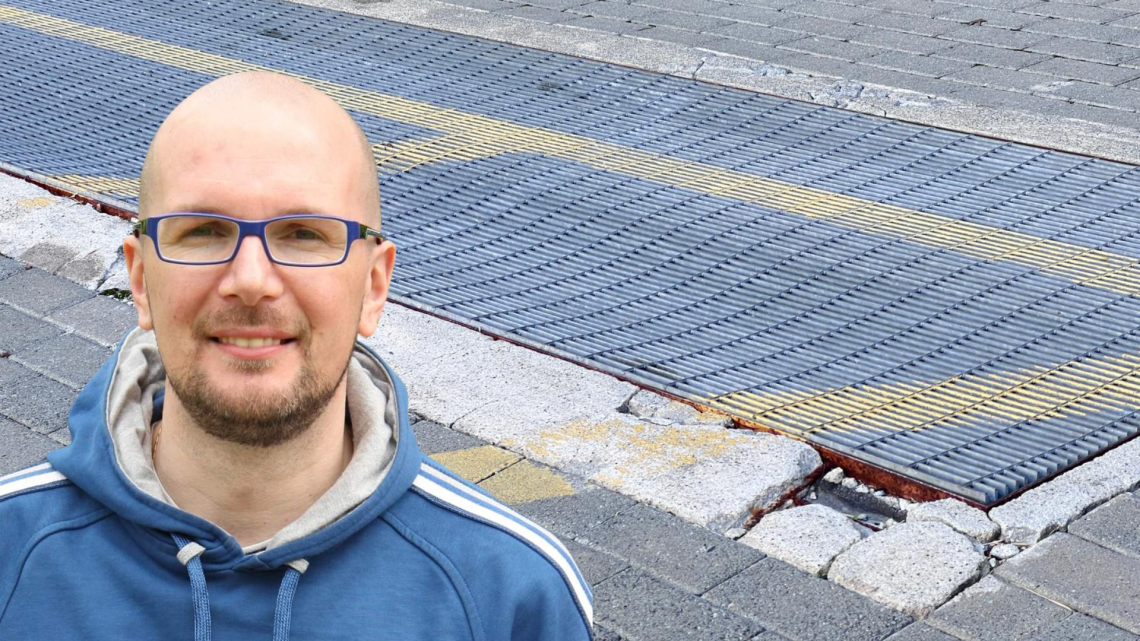 Disabili abbandonati! Il Poliambulatorio? Un percorso a ostacoli tra griglie rotte e parcheggi chiusi!