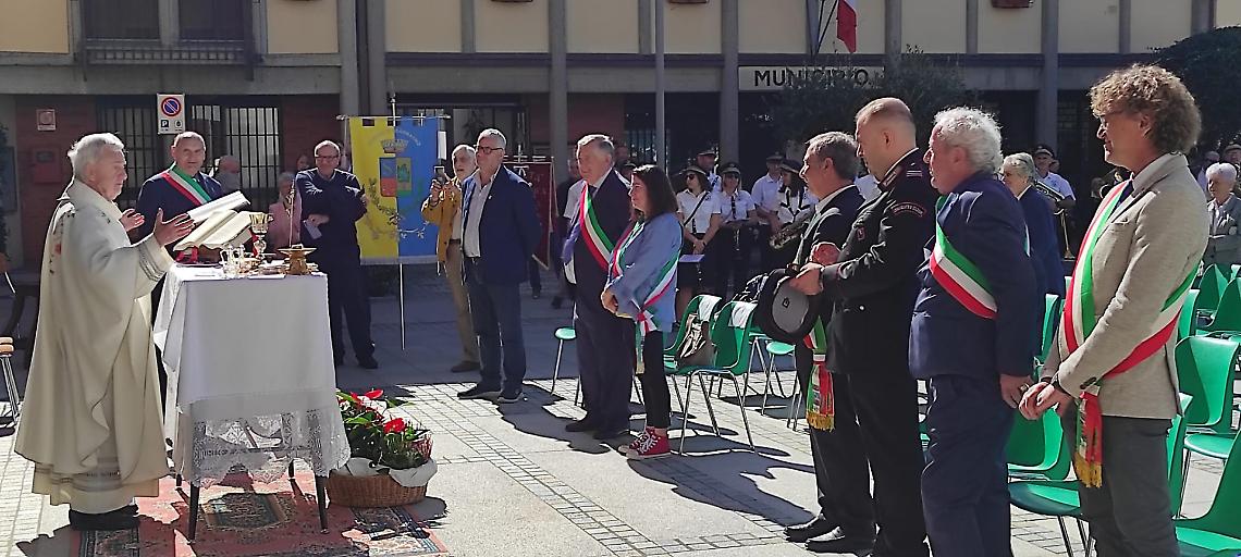 La messa è stata celebrata da don Piero Agrano fuori dalla chiesa