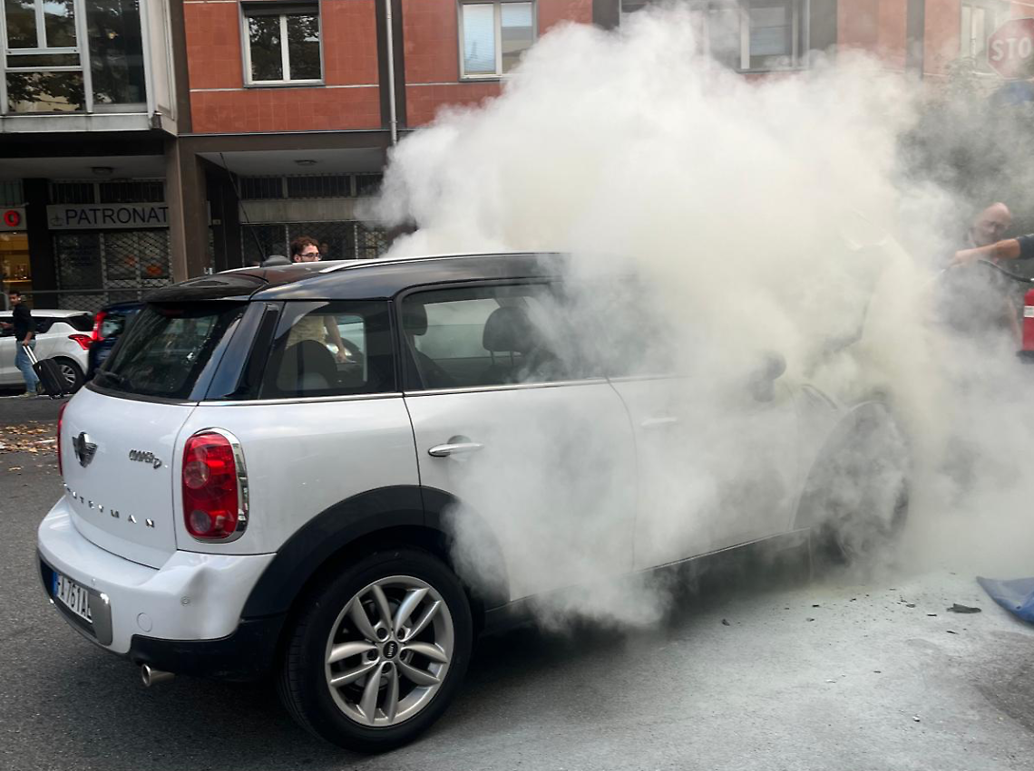 Panico a Ivrea: auto in fiamme in Piazza Lamarmora, cittadini eroi intervengono con gli estintori