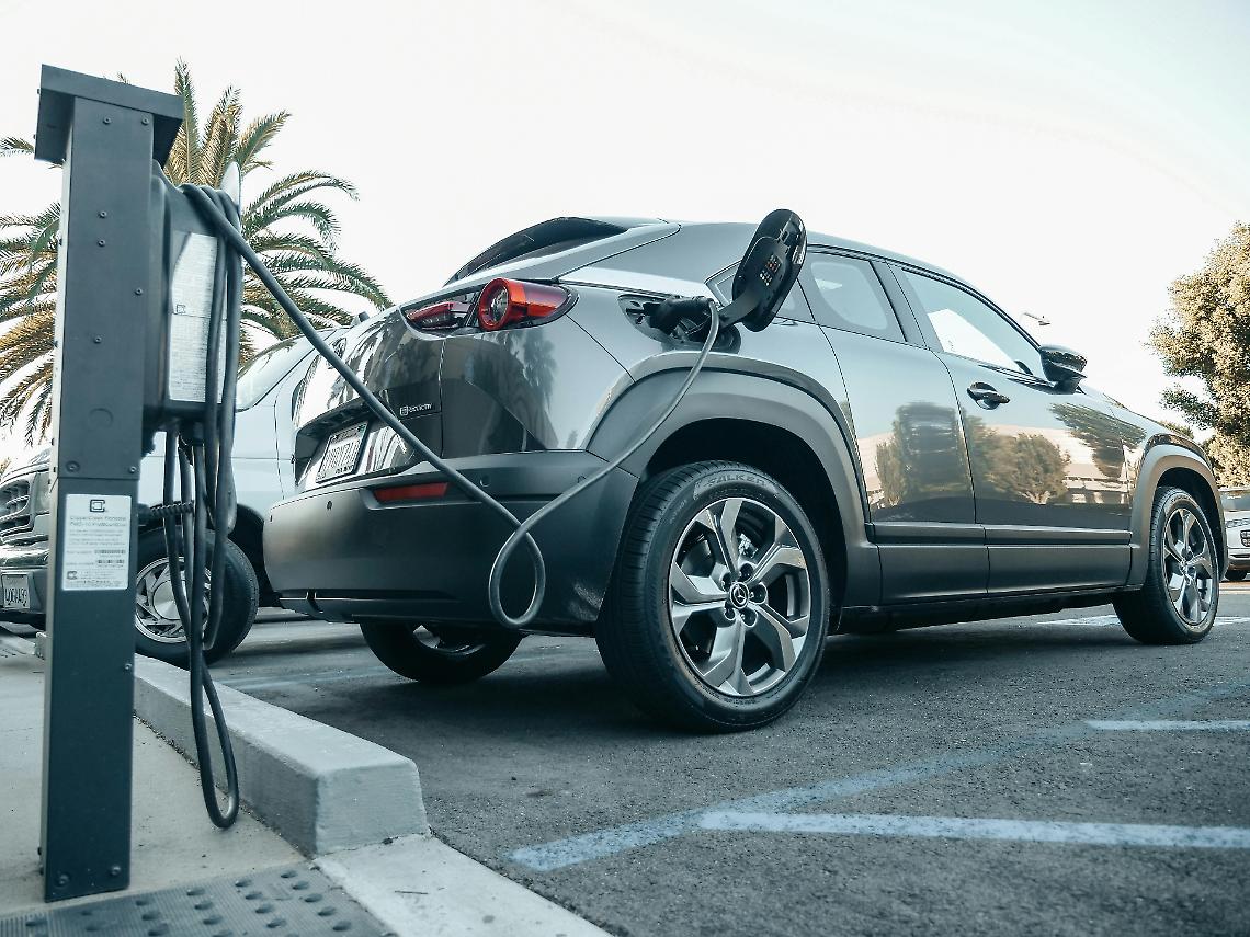 Il Canavese fa un passo verso la mobilità elettrica. Ma chi paga le spese economiche e ambientali? 