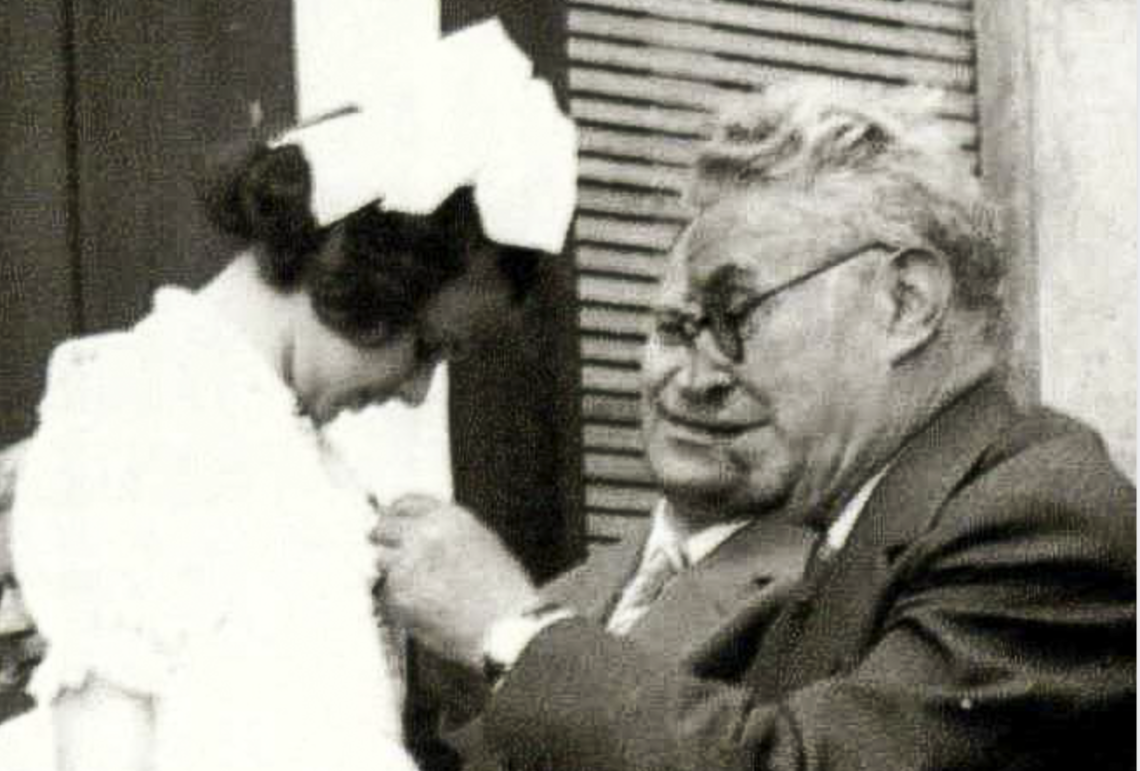 Il sindaco Luigi Raspini di Settimo Torinese premia una giovane alunna