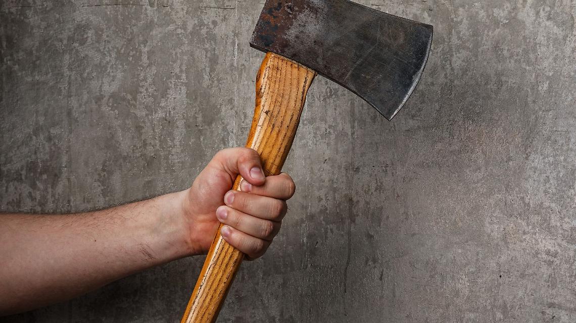 Armato di ascia terrorizza i passanti, arrestato nel Vercellese