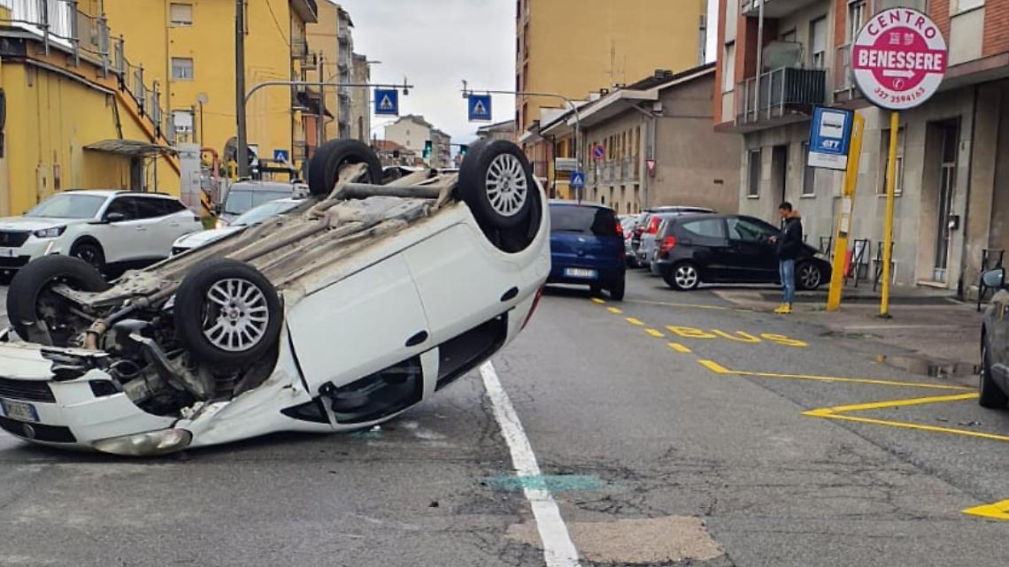  Tampona un'auto e si ribalta