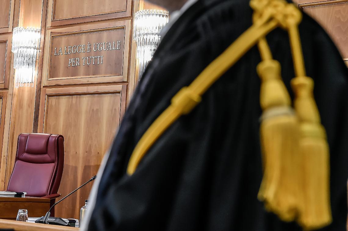 Tessuti di lusso falsi e &ldquo;irregolari&rdquo;, quattro imprenditori a processo a Torino