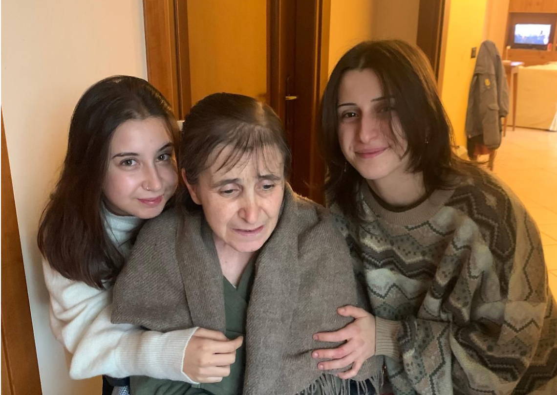 Simonetta con le sue figlie di 21 e 22 anni